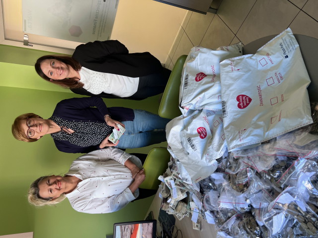 Pracownicy Banku oraz paczki ze znakiem Wielkiej Orkiestry Świątecznej Pomocy