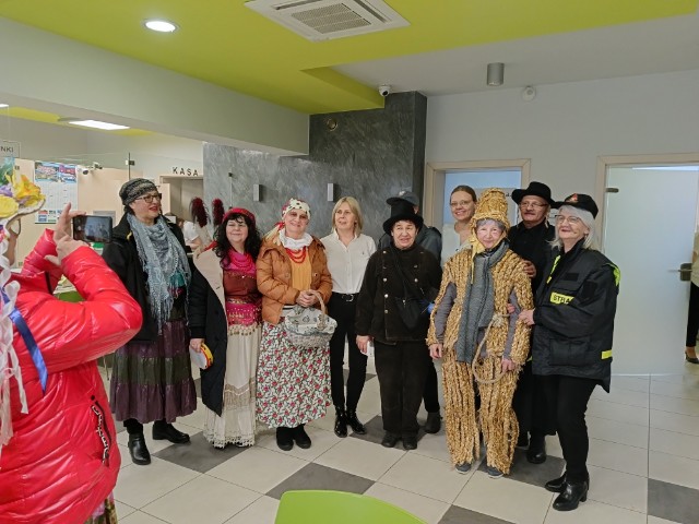9 Pracowników Banku przebranych z okazji "Wodzenia Niedźwiedzia"